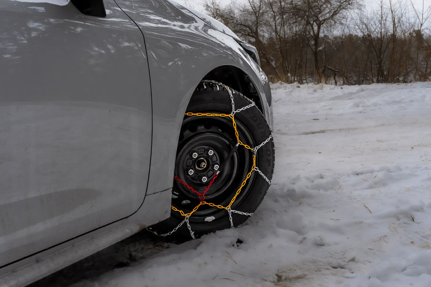 Łańcuchy śniegowe na ile kół zakładać? Na 2 czy 4 koła?